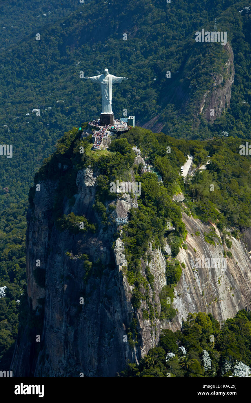Statue géante du Christ Rédempteur au sommet du Corcovado, Rio de Janeiro, Brésil, Amérique du sud - vue aérienne Banque D'Images