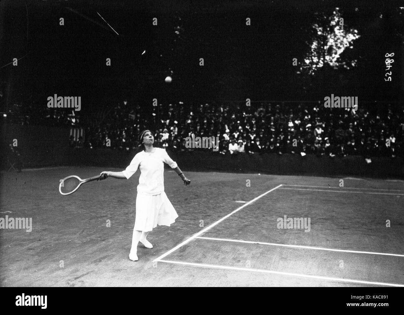 Référence 1914 Suzanne Lenglen jouant Banque D'Images