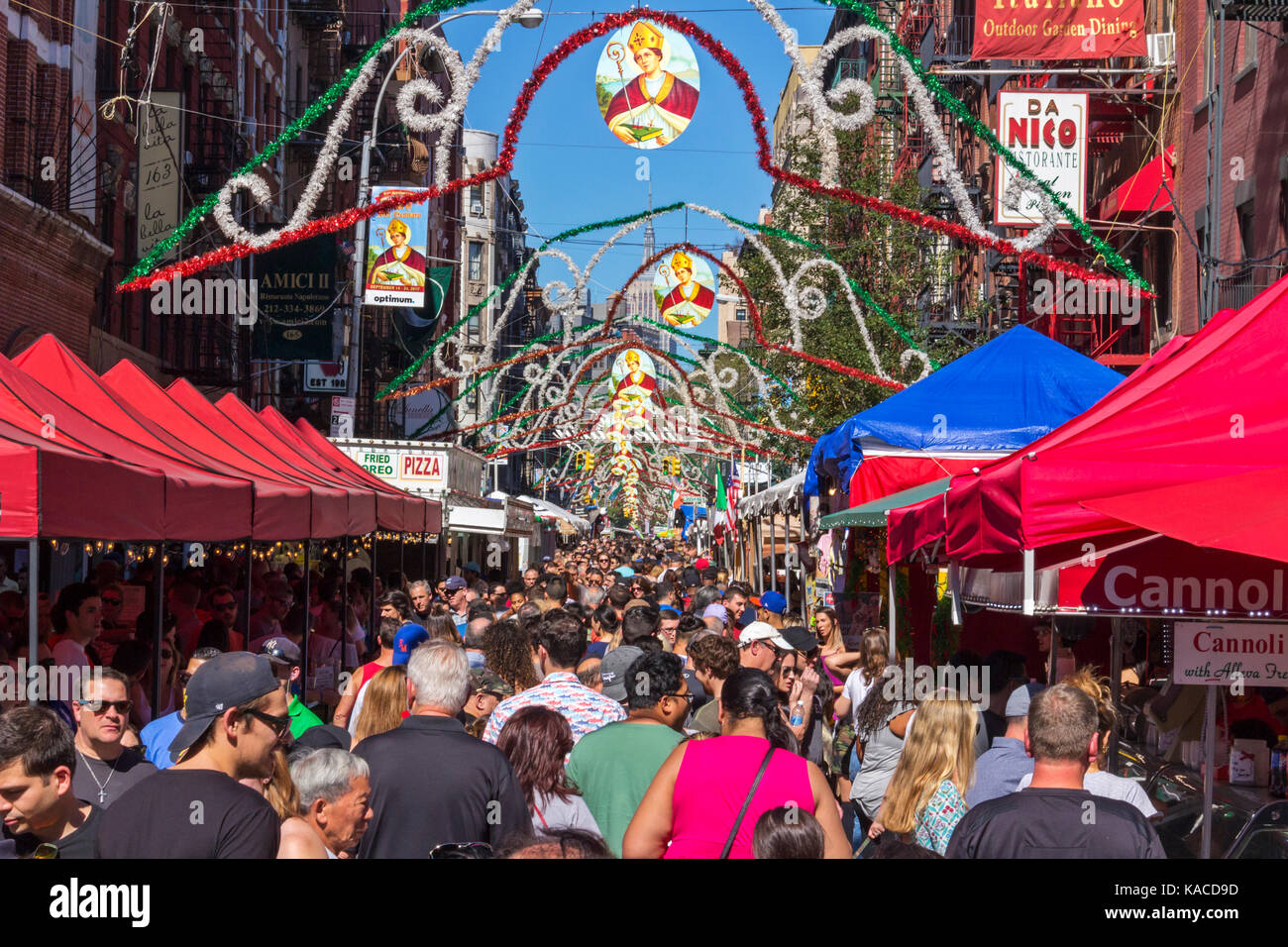 Les touristes et les visiteurs profiter de la San Gennaro Festival à Little Italy, Manhattan, New York. Banque D'Images