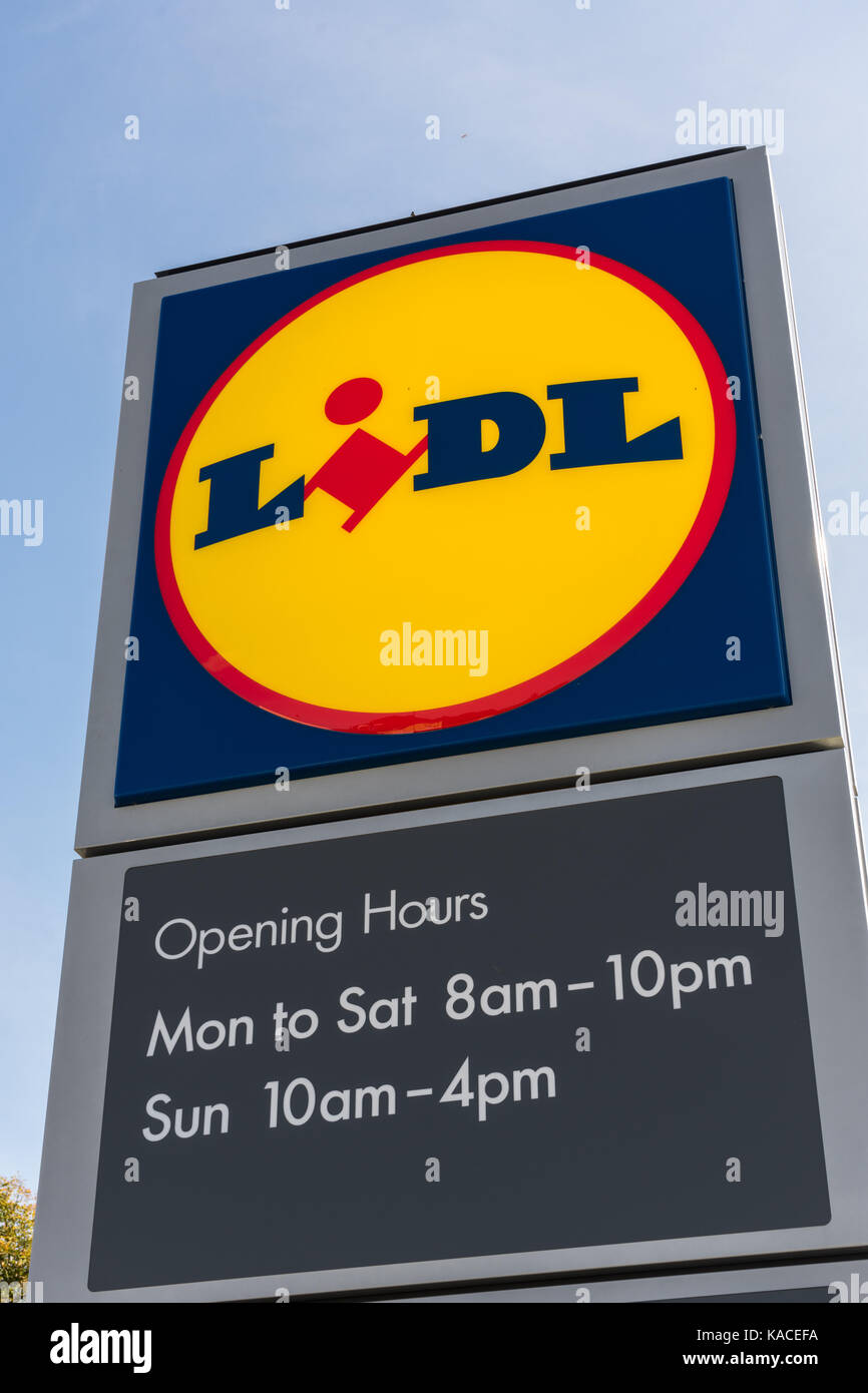 Lidl dach photovoltaik panneau indiquant les heures d'ouverture à l'extérieur d'une boutique au Royaume-Uni Banque D'Images
