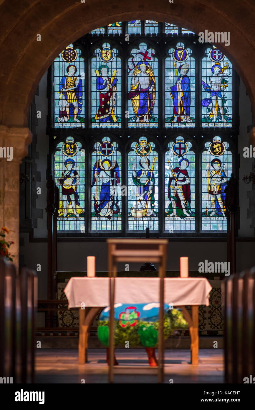 Vitraux à l'intérieur de l'église paroissiale de tous les Saints East Meon, Hampshire, Angleterre, Royaume-Uni Banque D'Images