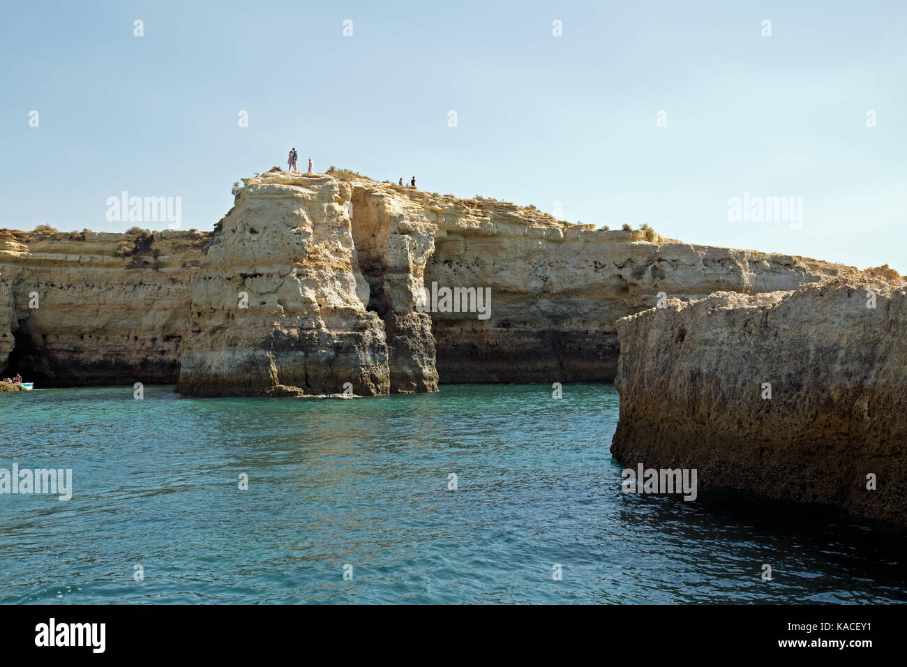 L'eau bleu azur de la côte de l'algarve du Portugal avec des falaises et formations rocheuses. Banque D'Images