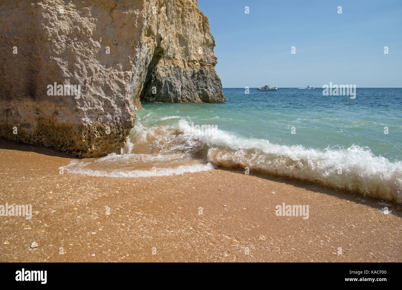 L'eau bleu azur de la côte de l'algarve du Portugal avec des falaises et formations rocheuses. Banque D'Images