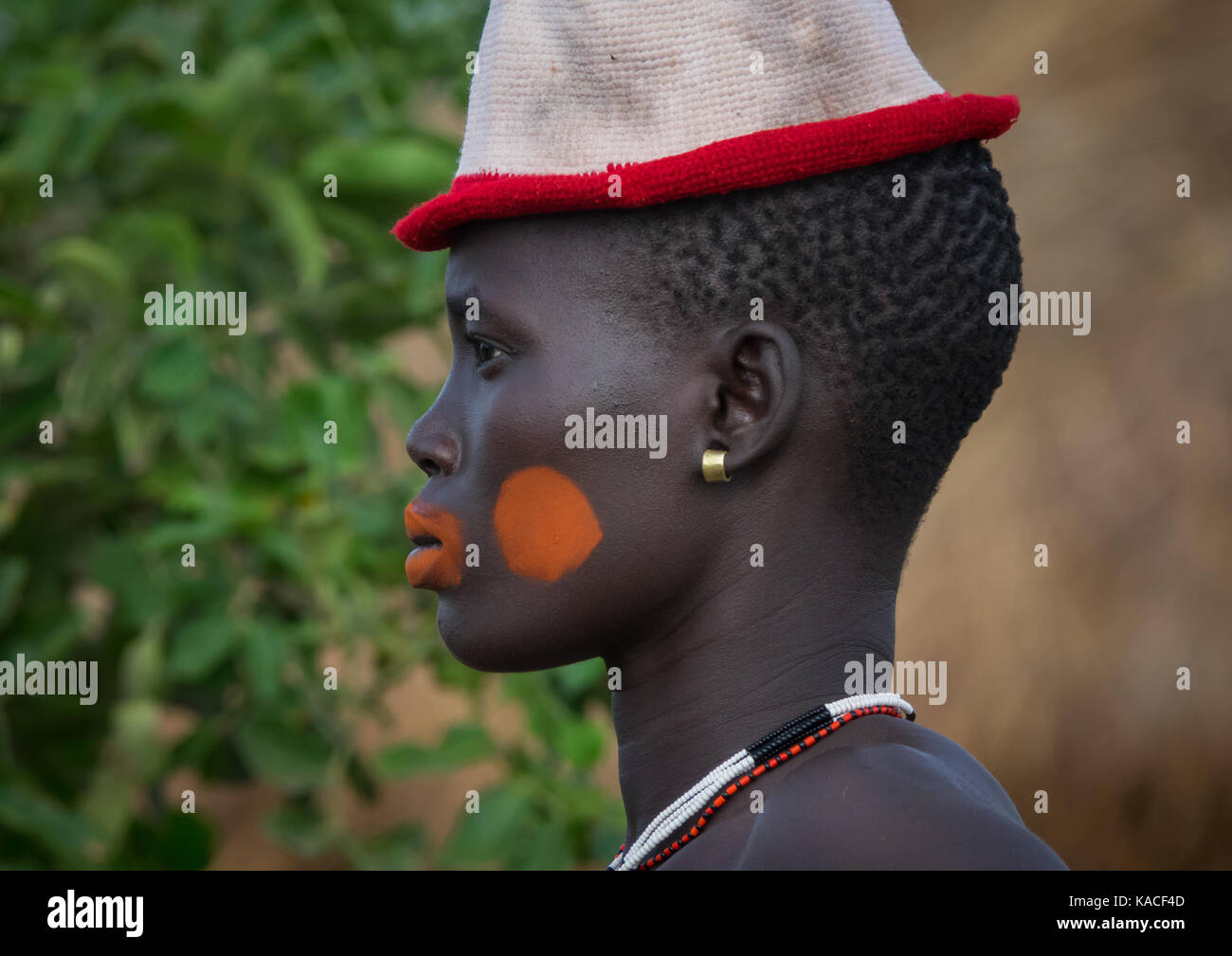 Fille élégant assistant à la cérémonie, Kael, Gurra Hana Mursi, vallée de l'Omo, Ethiopie Banque D'Images