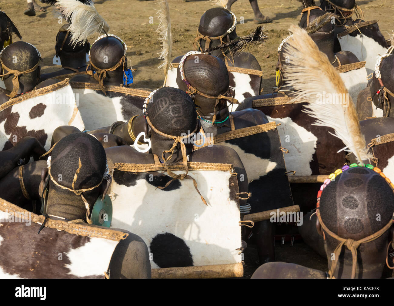 Les hommes de la tribu Bodi célébrant Kael cérémonie, Lughese, Hana Mursi, vallée de l'Omo, Ethiopie Banque D'Images