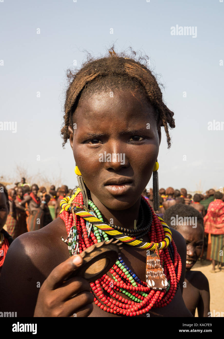Fille fréquentant Dassanech fier Ox célébration, Salheng,Comté de Turkana, Omorate, Ethiopie Banque D'Images
