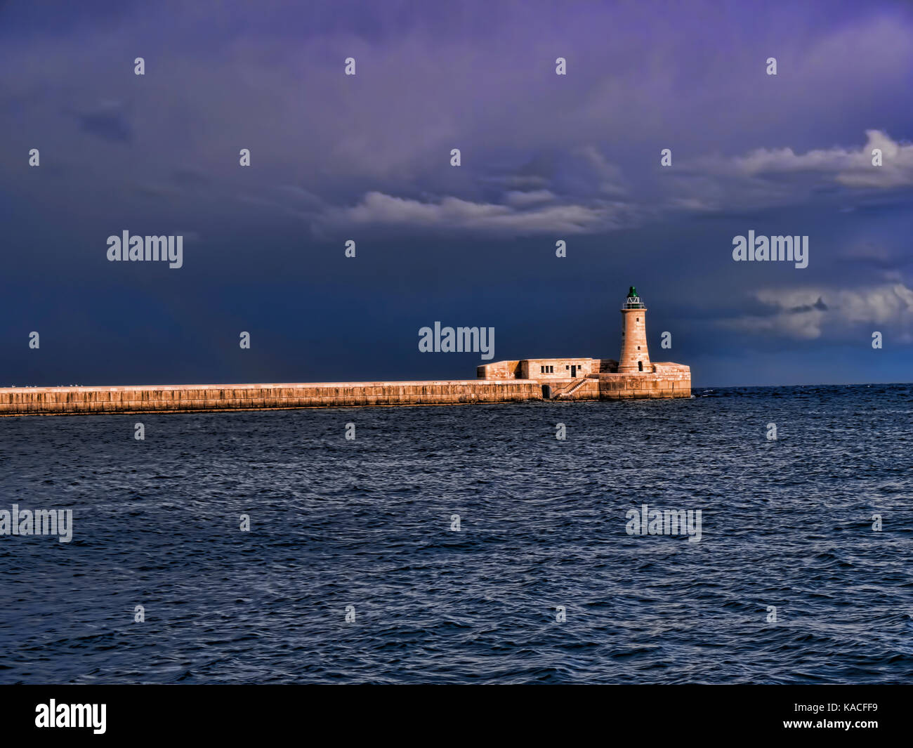 En bateau dans le grand port à valleta malta Banque D'Images