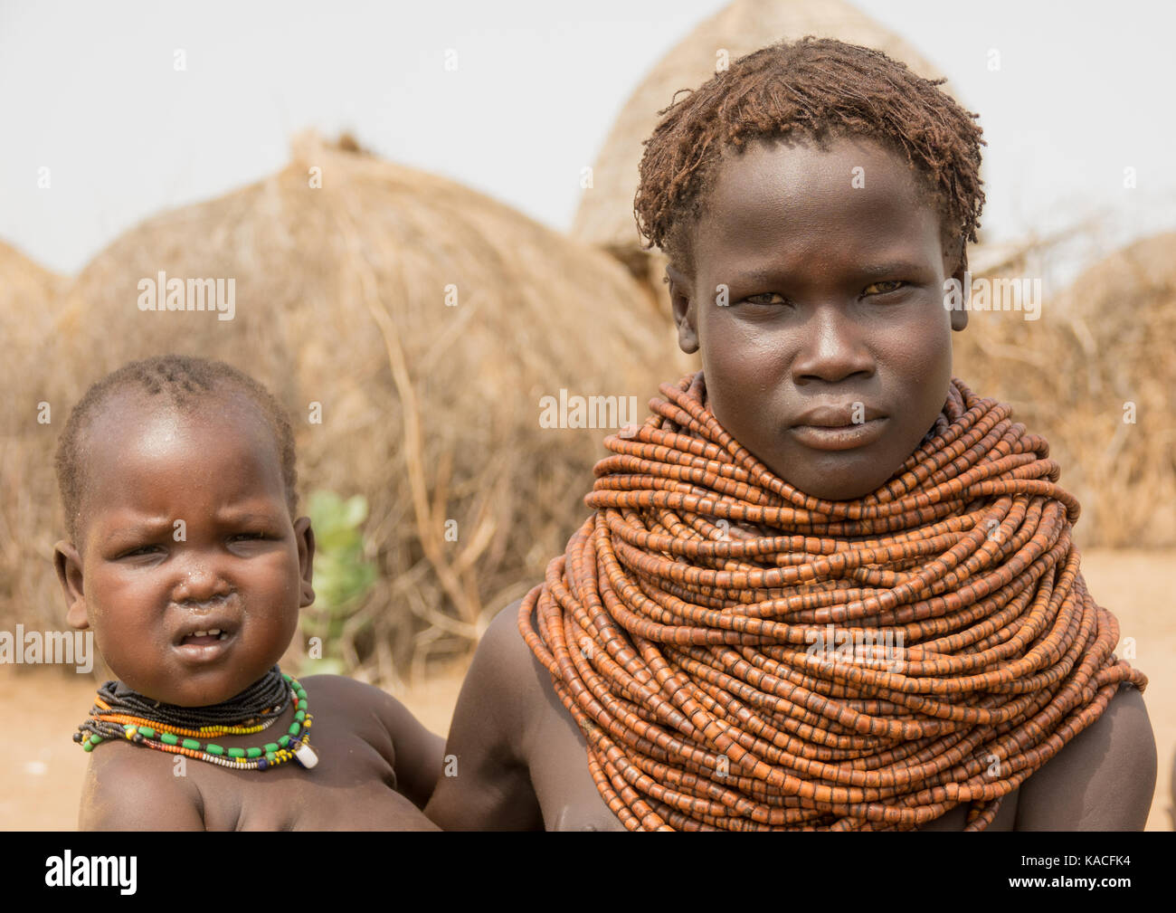 Jeune femme avec son bébé Nyangatom, Kangate, vallée de l'Omo, Ethiopie Banque D'Images