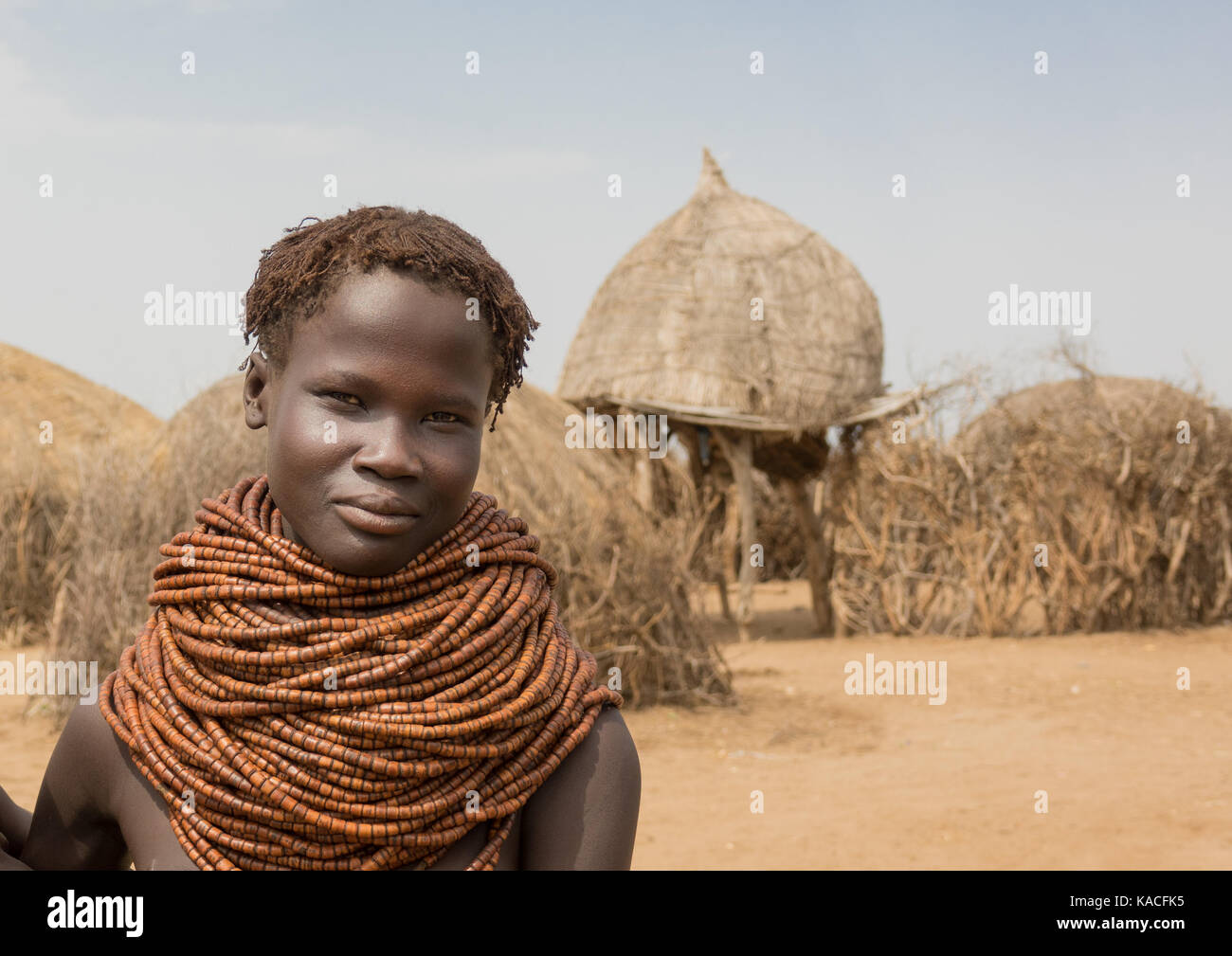 Jeune femme dans son village, Nyangatom, Kangate, vallée de l'Omo, Ethiopie Banque D'Images
