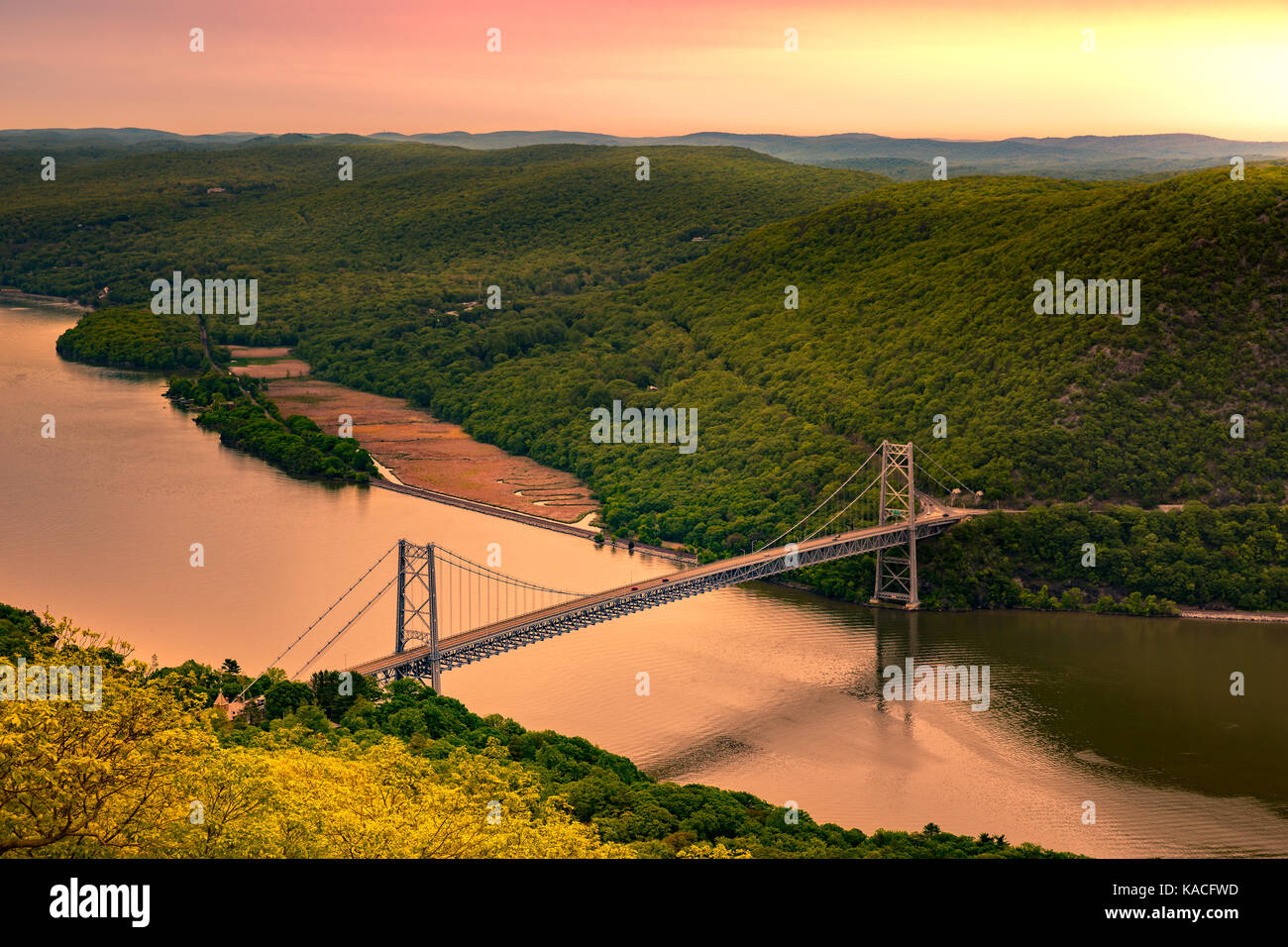 Vue aérienne de Bear Mountain Bridge au lever du soleil. bear bridge est un pont suspendu à péage dans l'état de New York, l'exécution des routes des États-Unis 202 et 6 a Banque D'Images