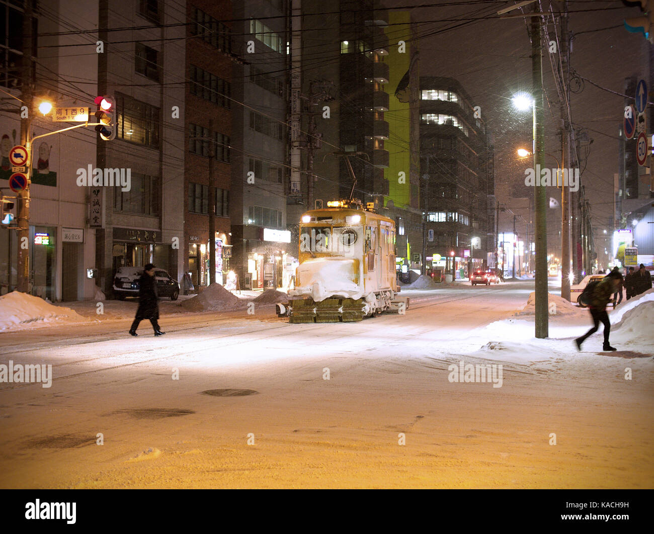 Balai rotatif 'sasari' snow remover déblayer la neige à partir de la ligne de tram à Sapporo, Hokkaido, Japan Banque D'Images