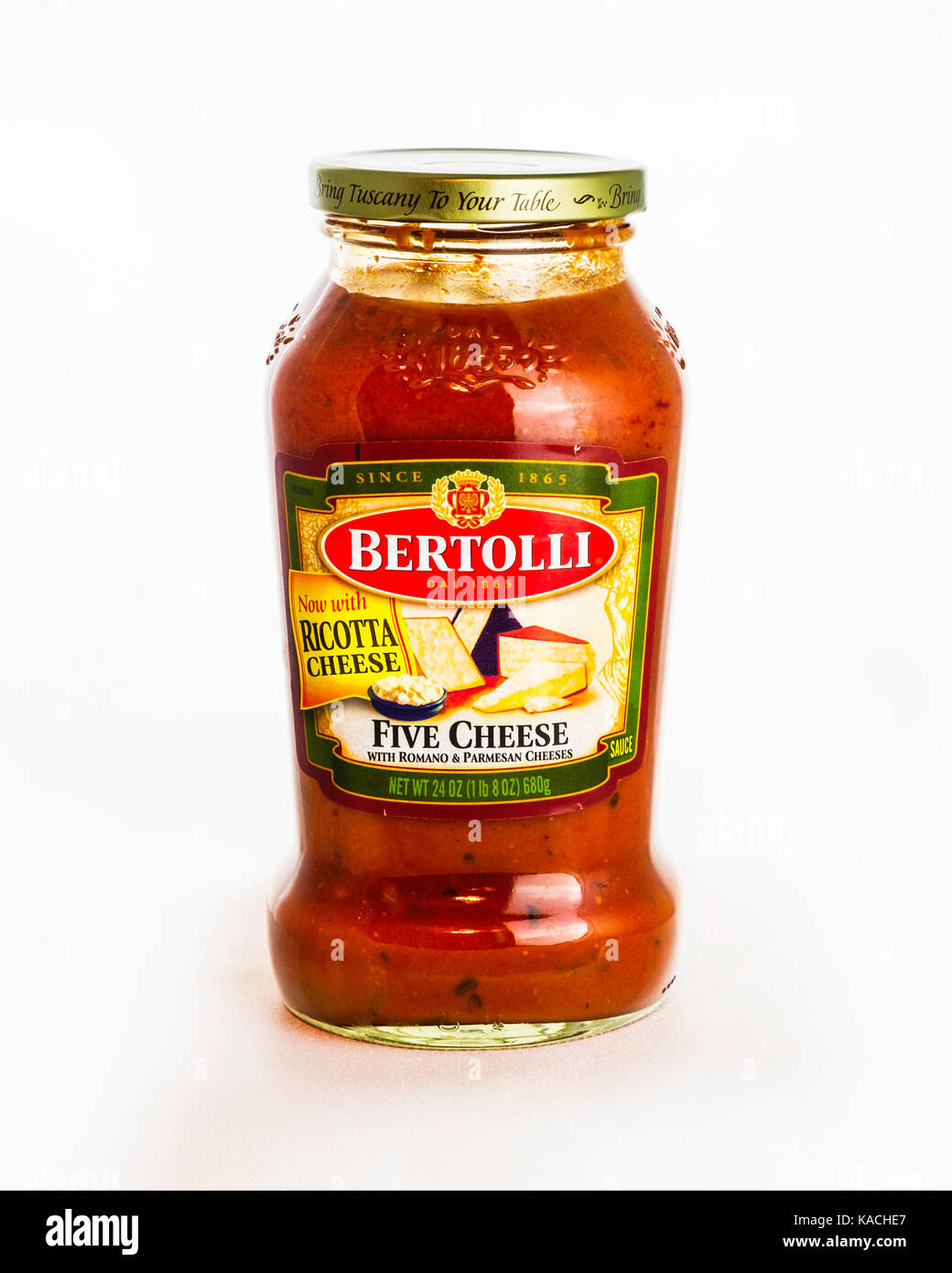 Pot de sauce au fromage cinq Bertolli sur un fond blanc. Découpe. Banque D'Images