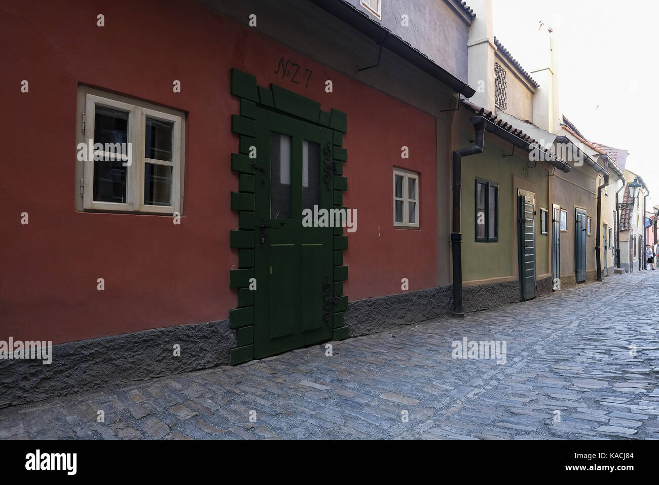 Le golden alley est une célèbre rue de Prague situé à côté du château de Prague. Il est caractérisé par une rangée de onze bâtiments colorés, qui ont été construits à la fin du 16ème siècle. doit son nom aux orfèvres qui y vivaient. Il est aussi connu sous le nom de "la rue des alchimistes'. Comprend : atmosphère où : Prague, la bohême, République tchèque Quand : 25 août 2017 Crédit : Oscar Gonzalez/wenn.com Banque D'Images