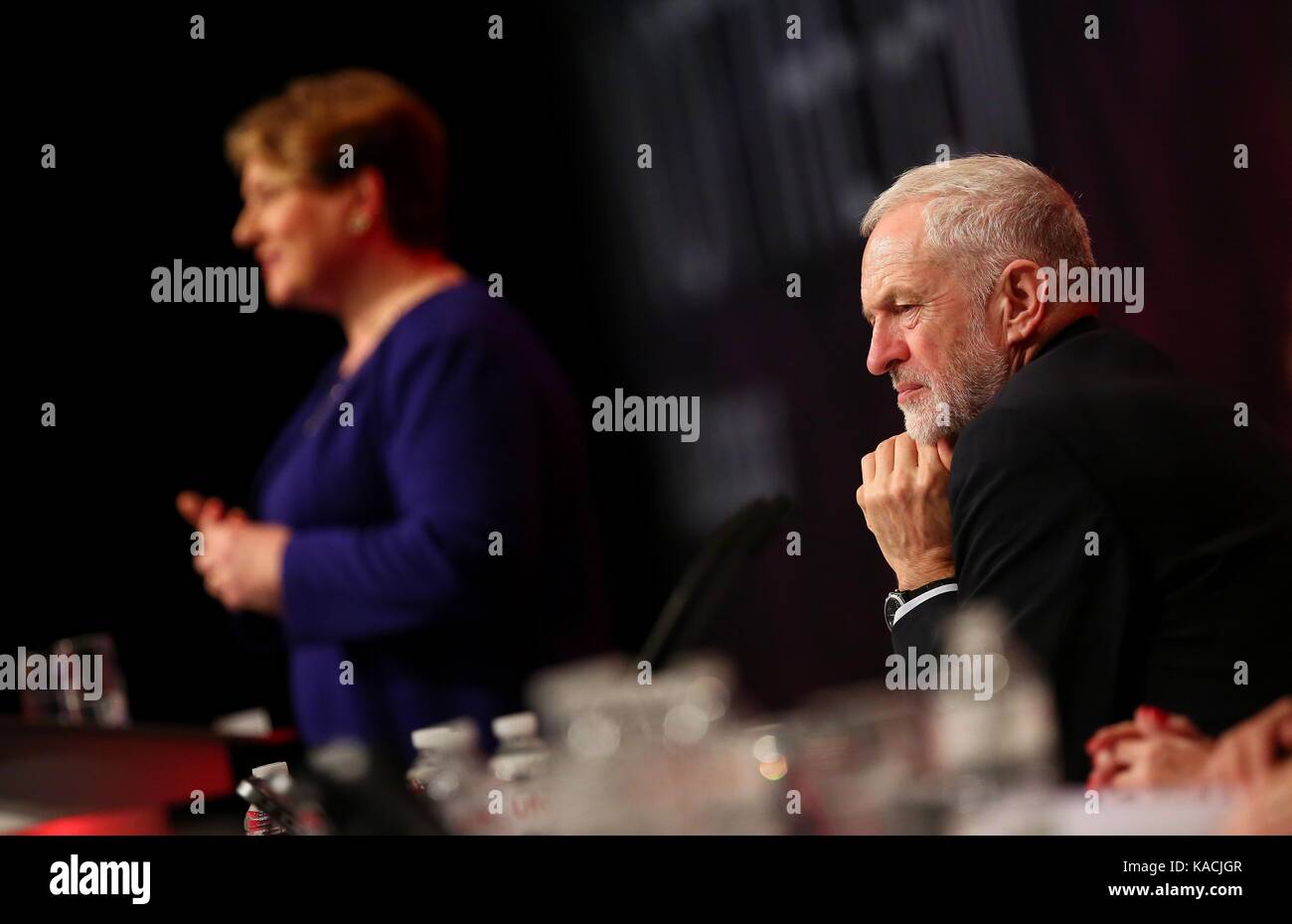 La chef du Parti du travail sous le regard de Jeremy Corbyn pendant le discours de Emily Thornberry le deuxième jour de la conférence du parti travailliste - 25 Sep 2017 Banque D'Images