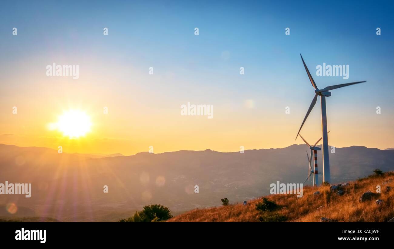 Éolienne au coucher du soleil Banque D'Images