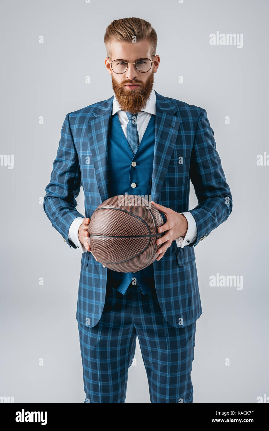 Bel homme en costume avec ballon de basket-ball Photo Stock - Alamy