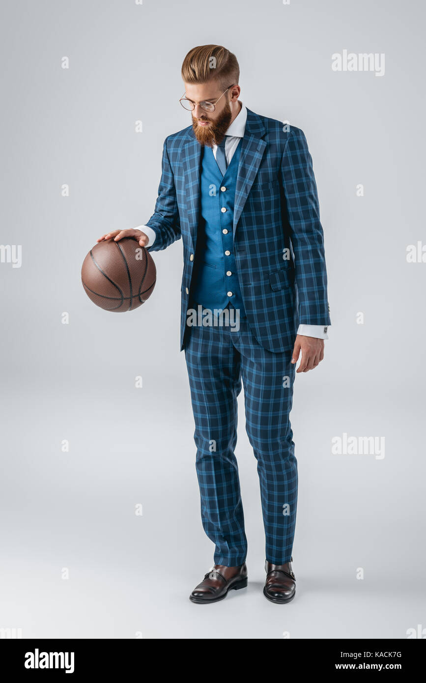 Bel homme en costume avec ballon de basket-ball Photo Stock - Alamy