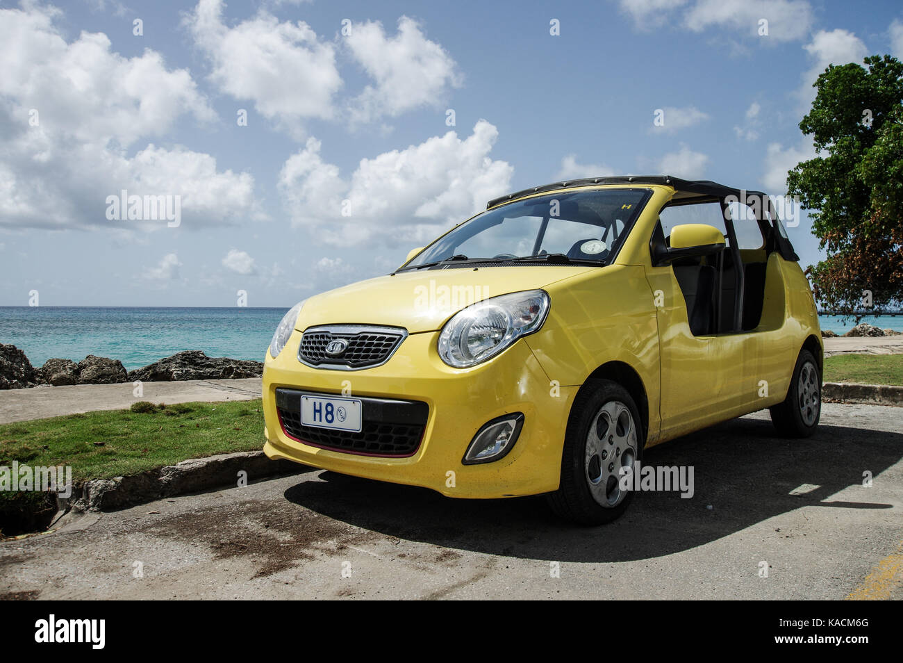 "Mini moke jaune' (fait par Kia) à la Barbade Banque D'Images