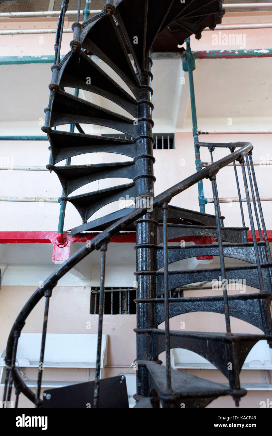 Metal escalier en spirale à l'intérieur de la cellule d'Alcatraz chambre. Banque D'Images