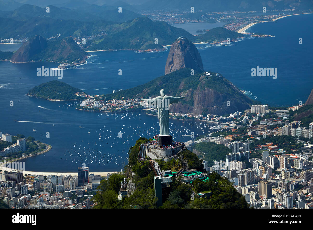 Statue du Christ Rédempteur au sommet du Corcovado, et montagne Sugarloaf, Rio de Janeiro, Brésil, Amérique du Sud - aérienne Banque D'Images