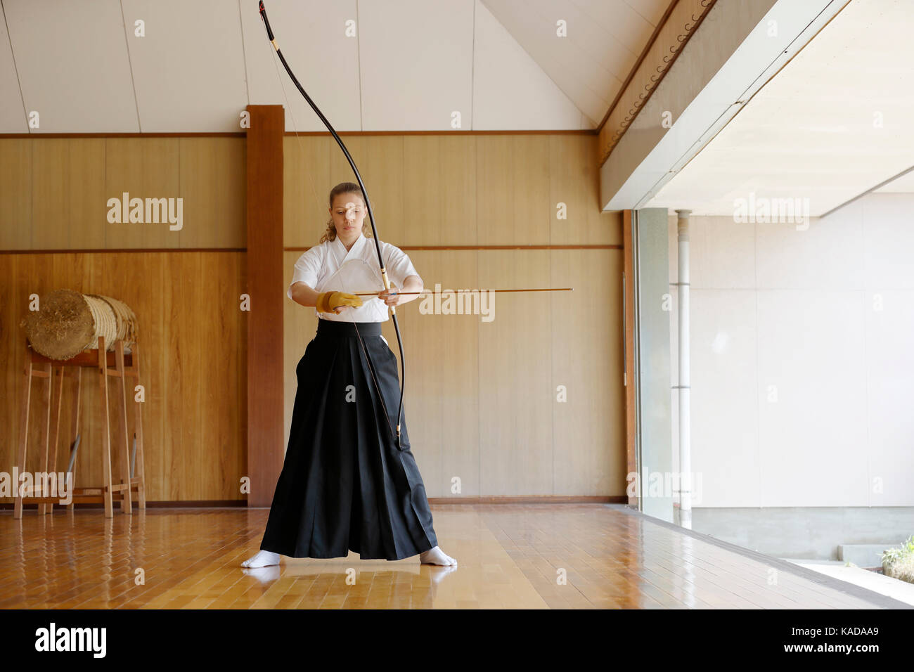 Caucasian woman practicing Kyudo traditionnel tir à l'arc japonais Banque D'Images