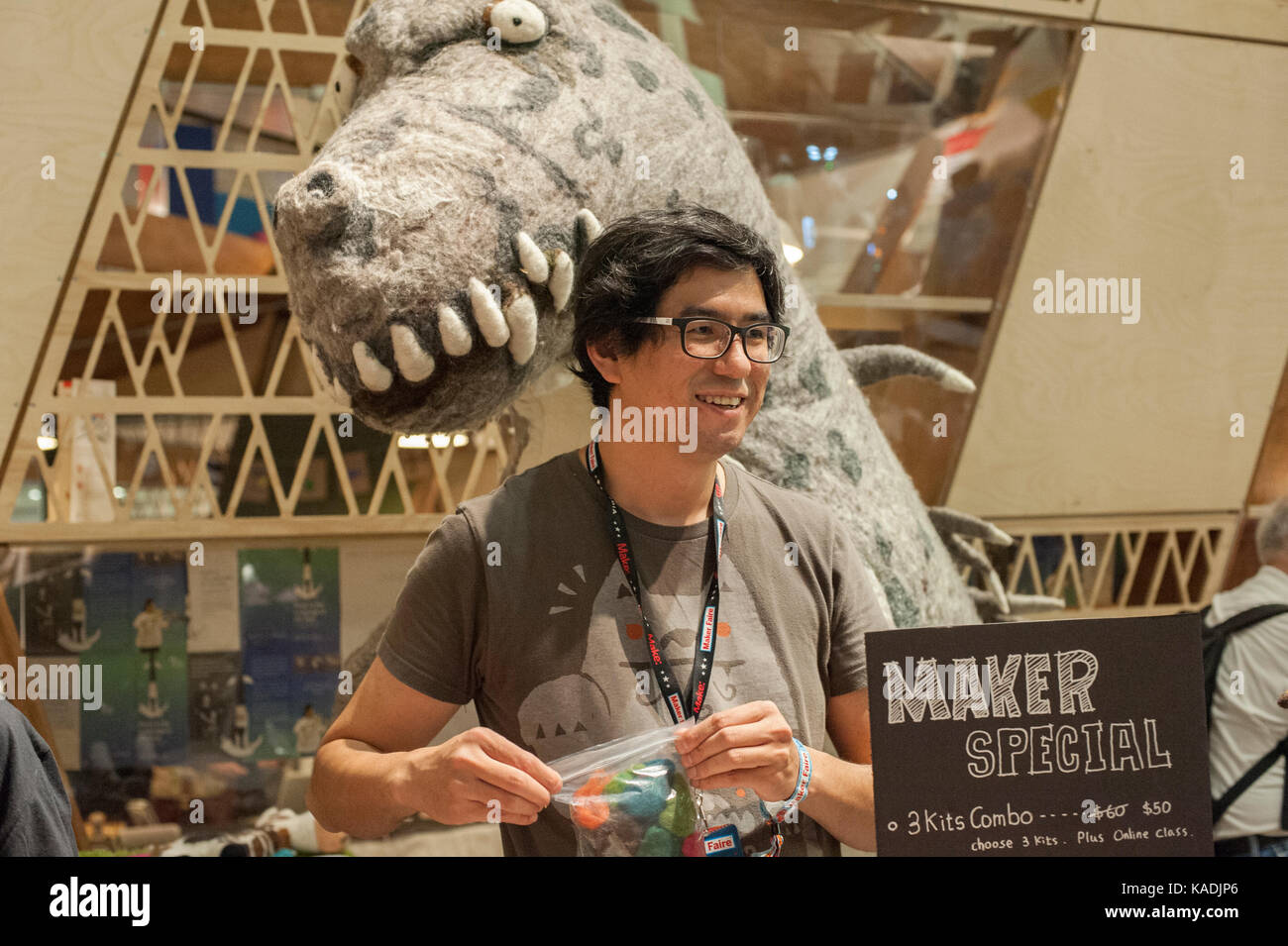 Queens, ny - 23 septembre:jackie huang crée et vend des kits à faire woolbuddies créatures appelées feutré d'aiguilles à la maker faire. Banque D'Images