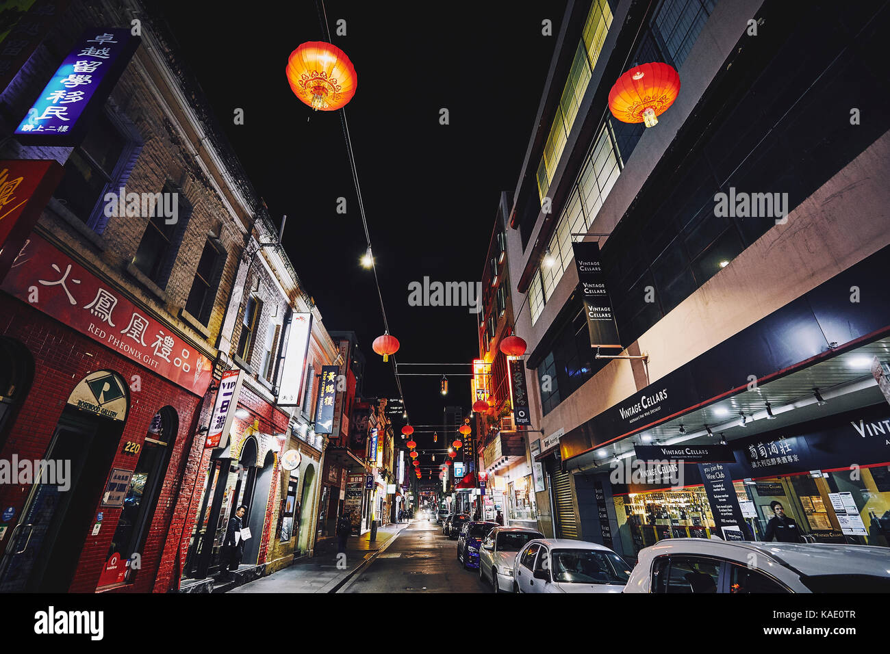 Melbourne central des allées et les rues de la ville y compris Chinatown la nuit après la pluie. Banque D'Images