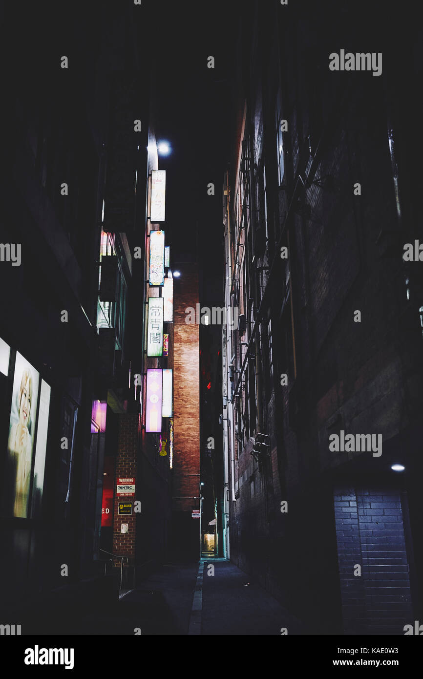 Melbourne central des allées et les rues de la ville y compris Chinatown la nuit après la pluie. Banque D'Images