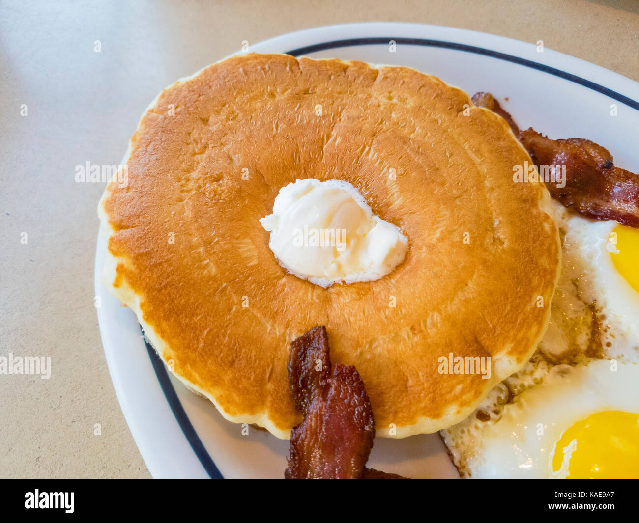 Close up shoot d'traidional de petit-déjeuner américain avec des œufs et du bacon crêpes, photo prise à une chaîne de restaurant, Los Angeles, California, United sta Banque D'Images