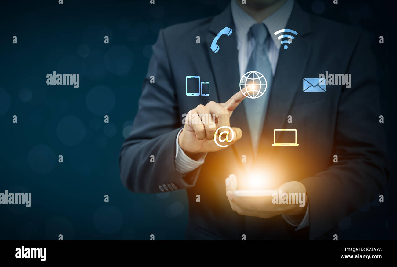 Businessman touch icône globe en main, la communication et la liaison concept Banque D'Images