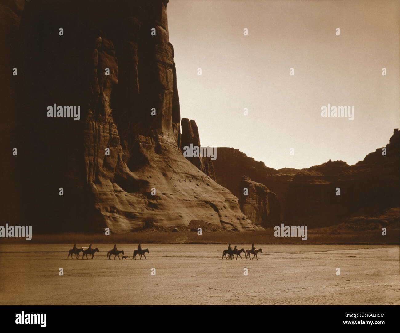 Navajo riders dans Canyon de Chelly, 1904, par Edward S. Curtis. Banque D'Images