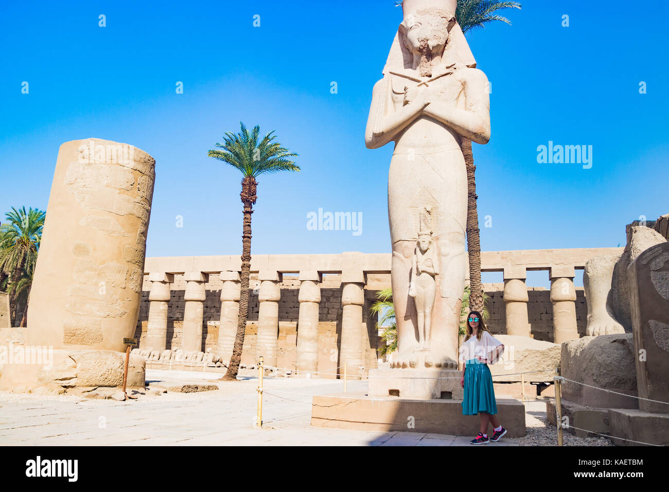 Près de la statue de Karnak à Louxor Egypte Banque D'Images