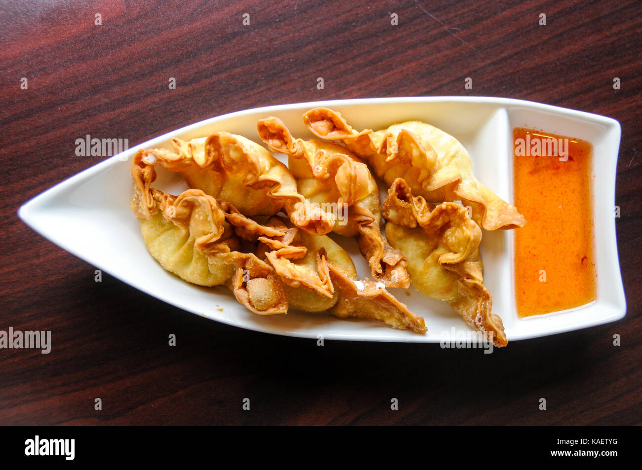 Boulettes de crabe croustillant de Rangoon, rempli d'un mélange de crabe, des châtaignes d'eau, le céleri et le fromage à la crème soyeuse, servi avec sauce aigre-douce. Banque D'Images