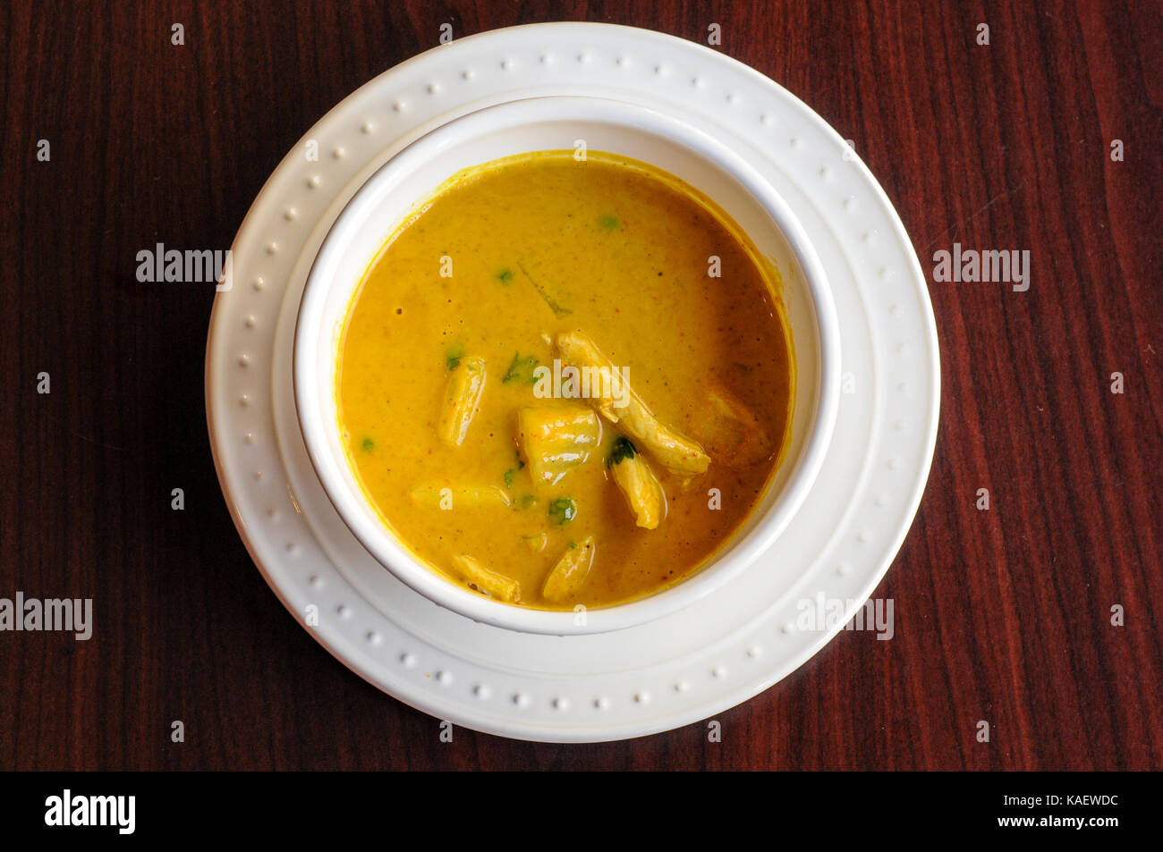 Cari jaune, d'une légère sauce au curry et lait de coco avec des pommes de terre et les pois verts. Banque D'Images