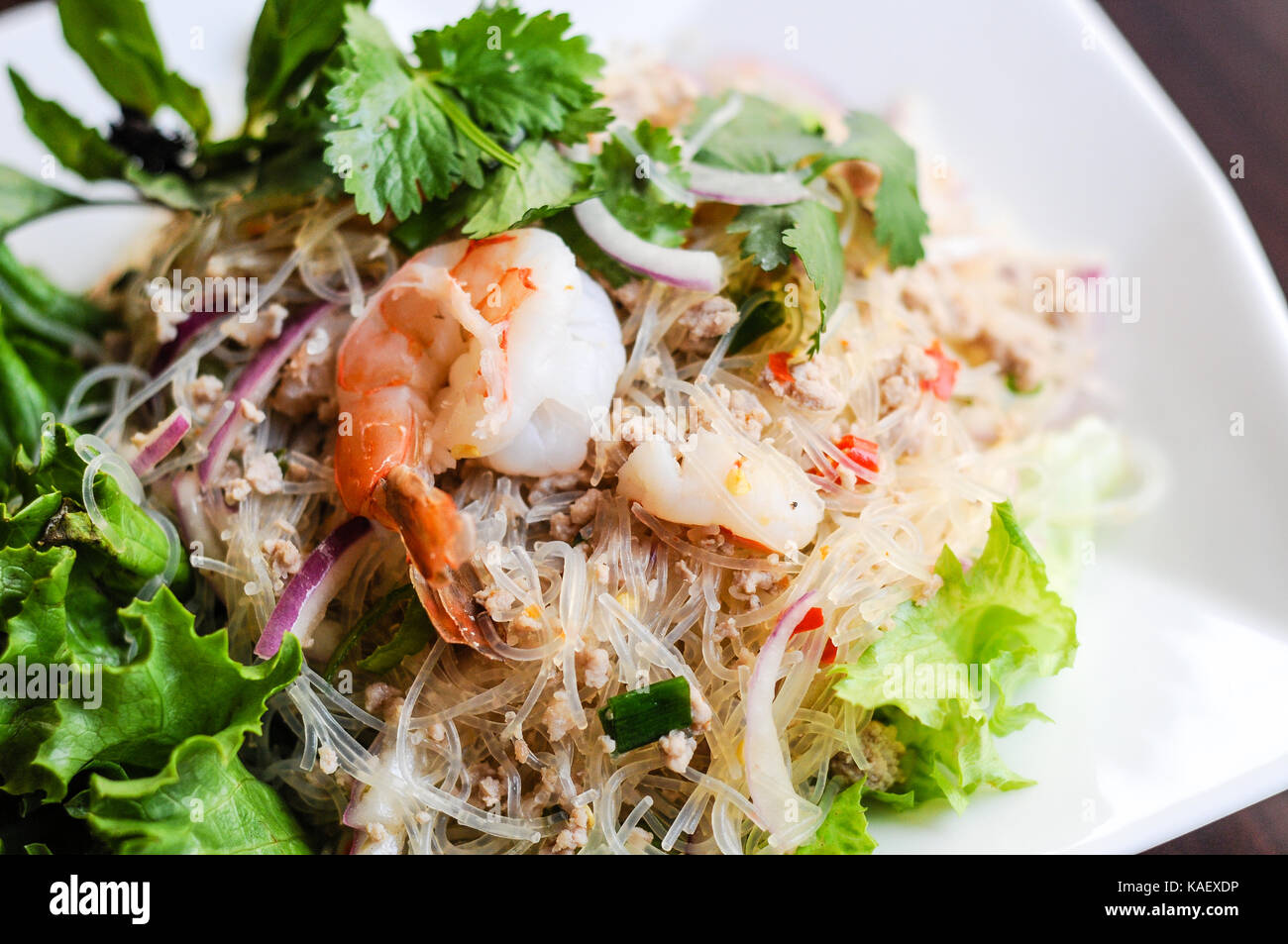 Salade de nouilles de verre yum woonsen, salade de nouilles de verre sur un lit de laitue avec du poulet et des crevettes. Banque D'Images