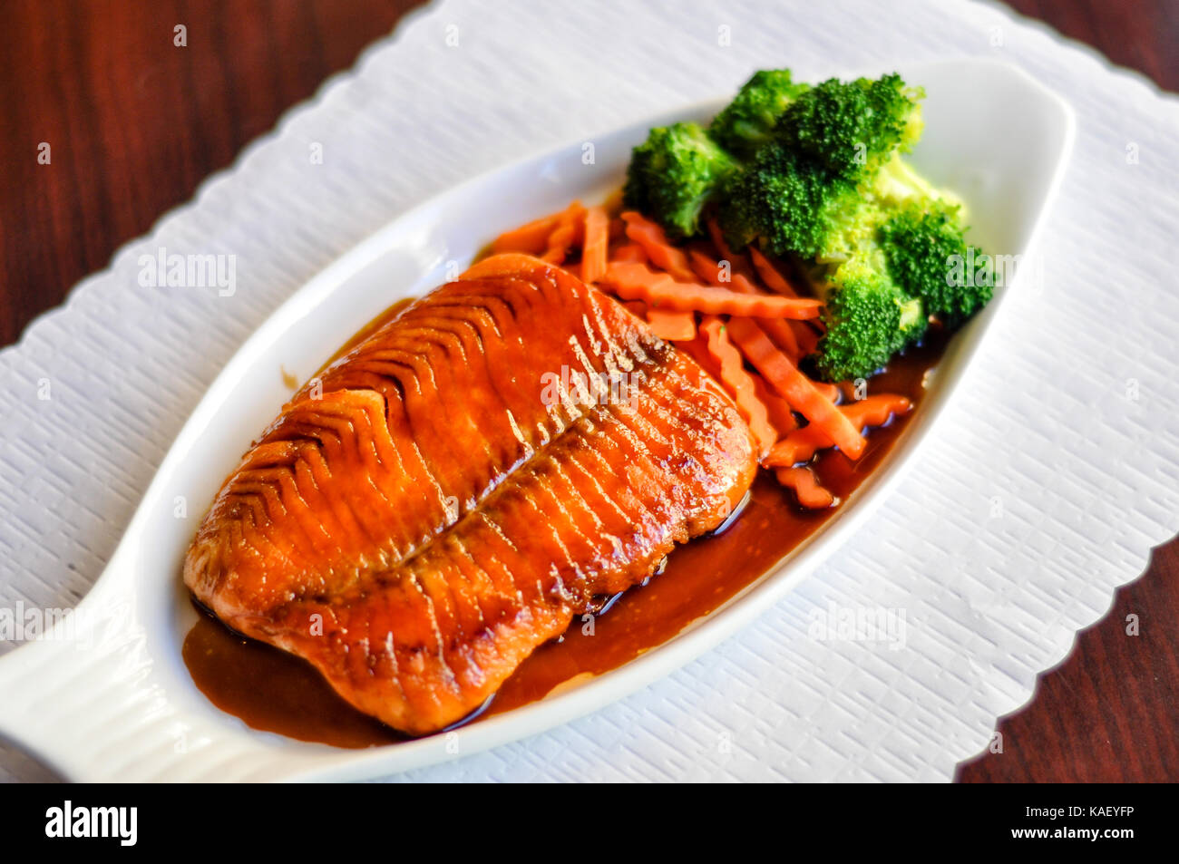 Teriyaki de saumon, saumon grillé à la sauce teriyaki, le brocoli et la carotte. Banque D'Images