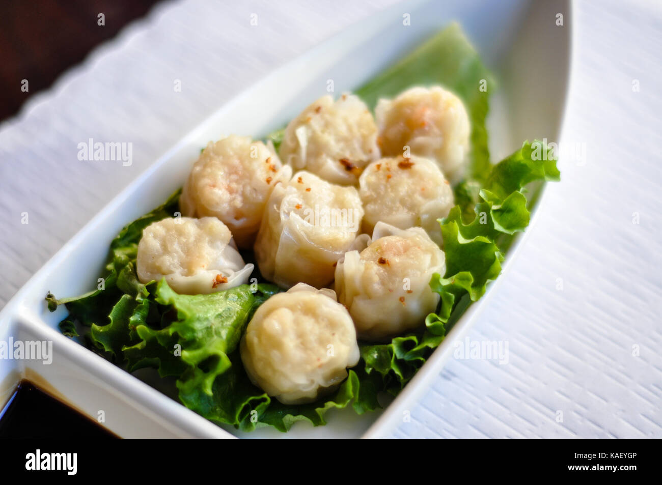 Shumai de crevettes, à la vapeur ou deep fried shrimp dumpling shumai. Banque D'Images