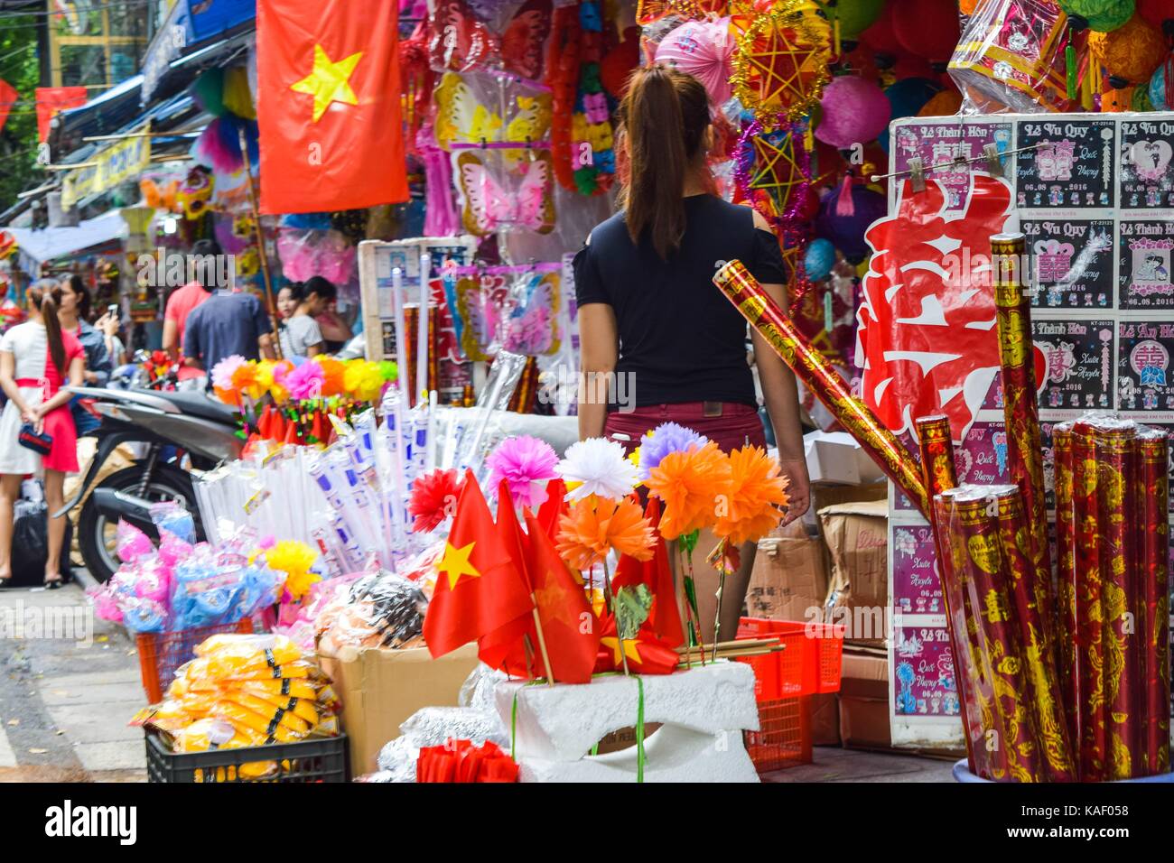 Scène colorée, sympathique vendeur pour accrocher ma rue lanterne, lanterne au marché de plein air, sur la culture traditionnelle du Vietnam, mi-automne, le 30 août 2015 Banque D'Images