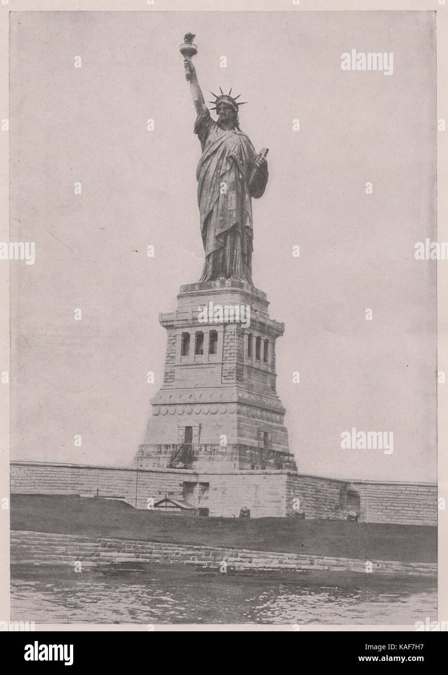 La Statue de la liberté se tenir sur l'île de Bedloe, 1¾ milles au sud-ouest de la batterie. Il a été conçu par Bartholdi, août et… Banque D'Images