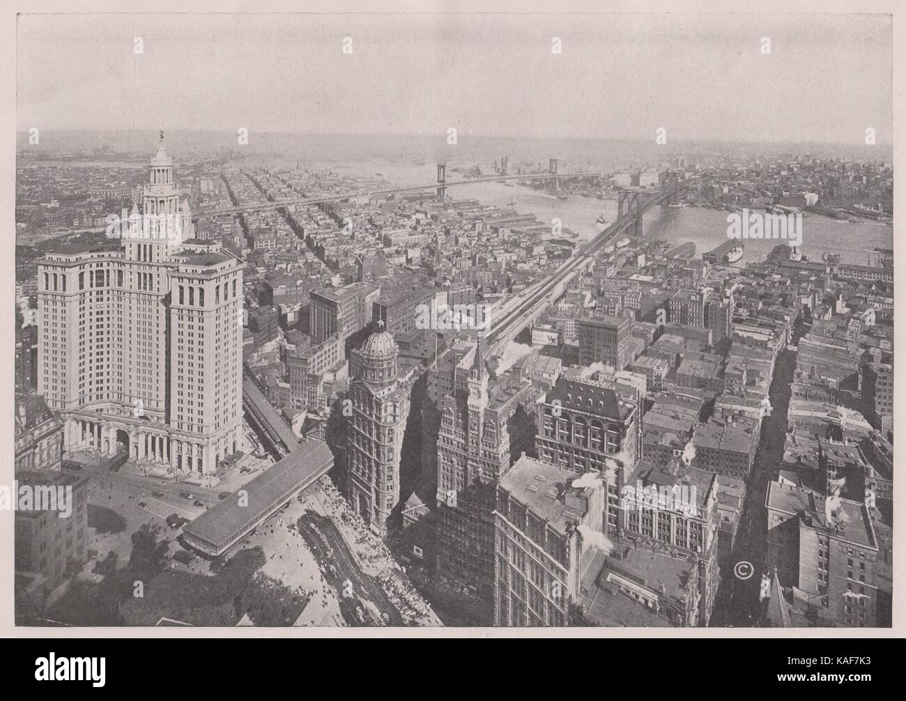À l'Est de Woolworth Building, montrant l'énorme édifice municipal aux côtés de l'office de moyenne et structure de résidence… Banque D'Images