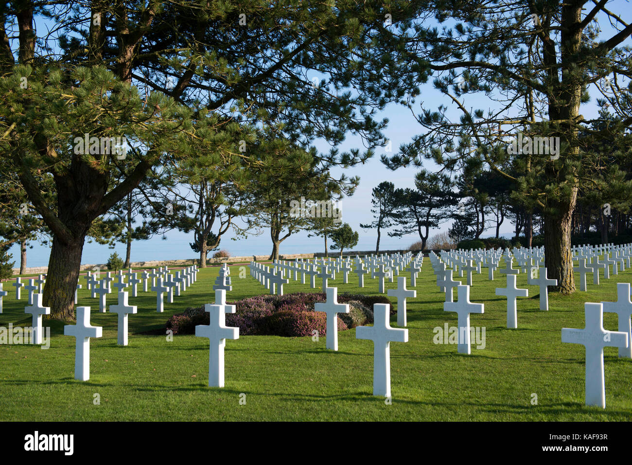 Colleville-sur-Mer (Normandie, nord-ouest de la France) : traverse du cimetière américain de la Seconde Guerre mondiale surplombant Omaha Beach, l'un des cinq ar landing Banque D'Images