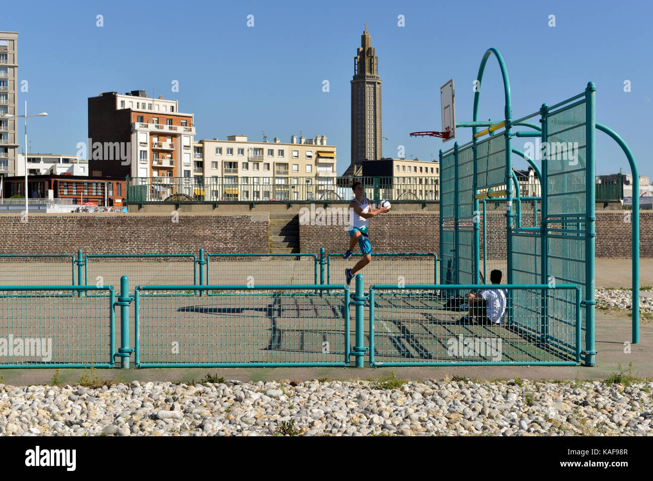 Le Havre (Normandie, région du nord-ouest de la France) : Basket-ball et des bâtiments le long de la mer. Clocher de l'église St. Joseph. Bâtiments desig Banque D'Images