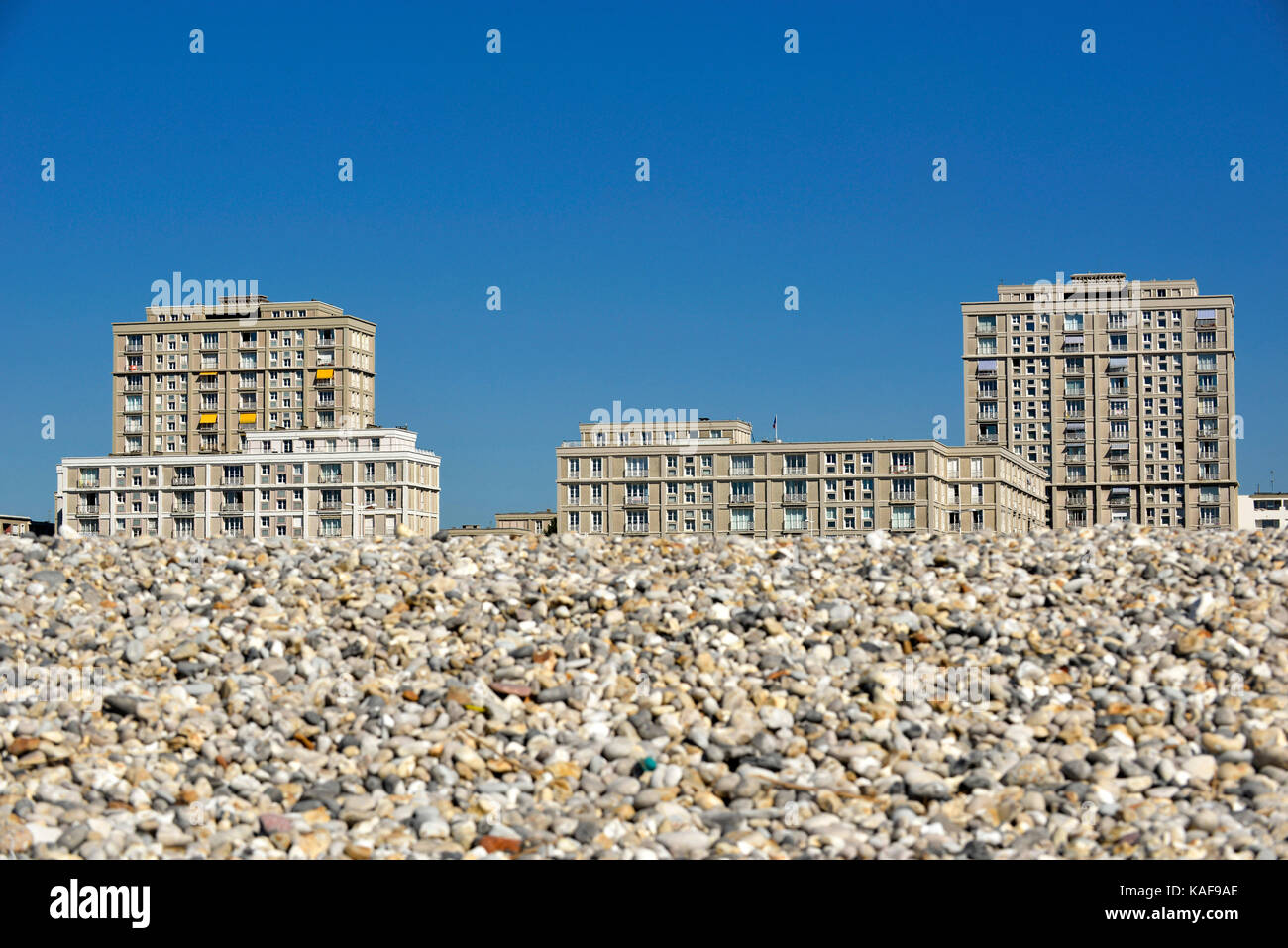 Le Havre (Normandie, région du nord-ouest de la France) : plage de galets et de bâtiments le long du front de mer. Les bâtiments conçus par l'architecte Auguste Perret : l Banque D'Images