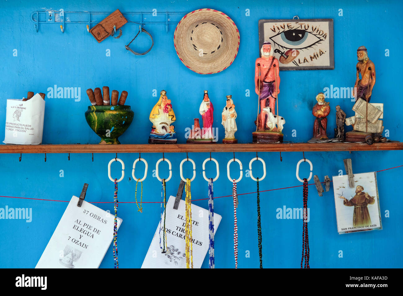 Les cigares et les statuettes religieuses reste sur une étagère à l'intérieur du Callejon de Hamel dans la région de Centro Habana à La Havane, Cuba. l'afro-cuban art project w Banque D'Images