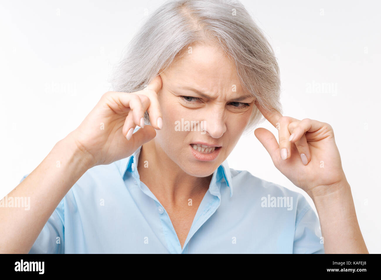 Femme aux cheveux gris qui souffrent de migraine Banque D'Images