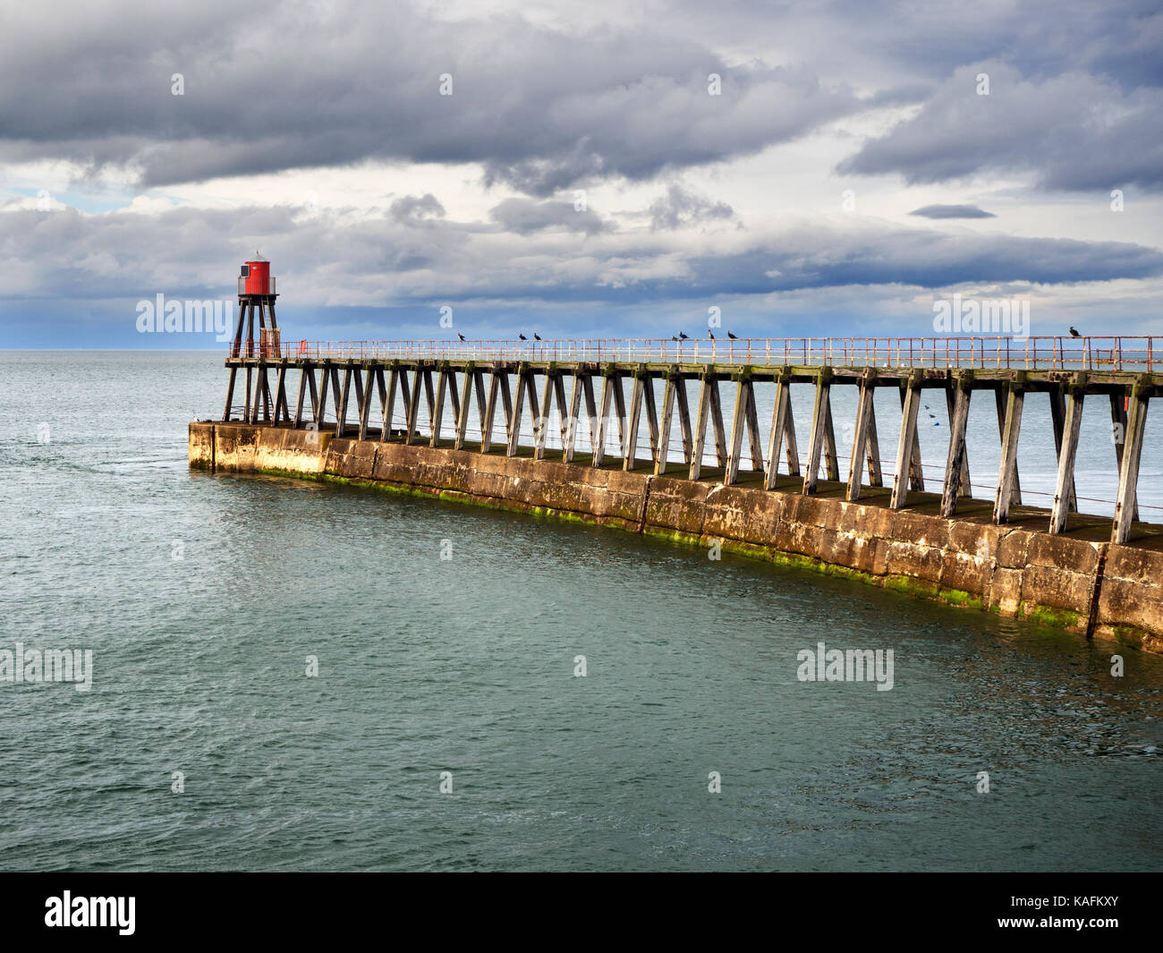 Brise-lames de la jetée est du port et la lumière à Whitby, Yorkshire Angleterre Banque D'Images