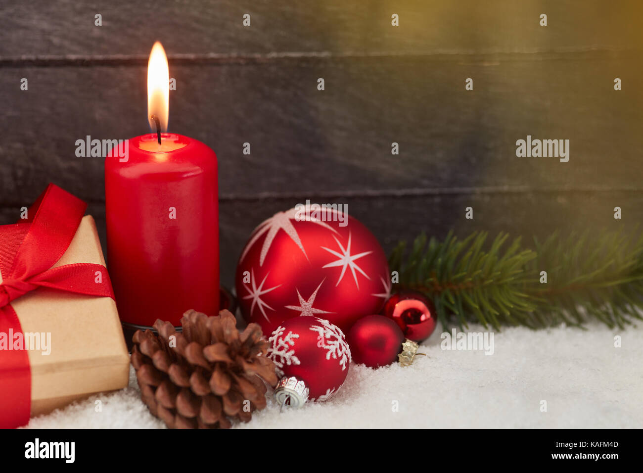 Les bougies avec une flamme, fond de Noël Banque D'Images Les bougies avec une flamme, fond de Noël Banque D'Images