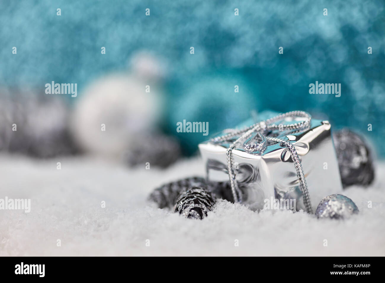 Don d'argent ou des présents sur la neige comme arrière-plan de carte de souhaits de Noël Banque D'Images Don d'argent ou des présents sur la neige comme arrière-plan de carte de souhaits de Noël Banque D'Images