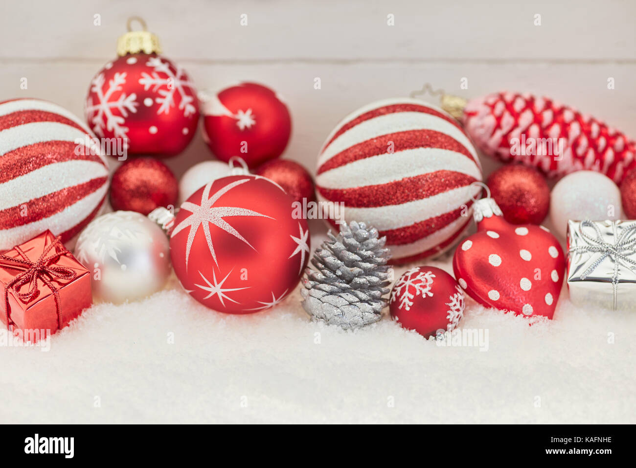 Décoration fond de Noël en rouge avec de la neige Banque D'Images Décoration fond de Noël en rouge avec de la neige Banque D'Images