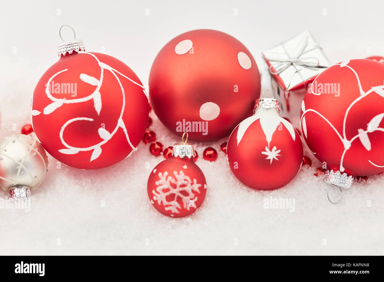 Fond de Noël en rouge avec de nombreux ballons et présente Banque D'Images Fond de Noël en rouge avec de nombreux ballons et présente Banque D'Images